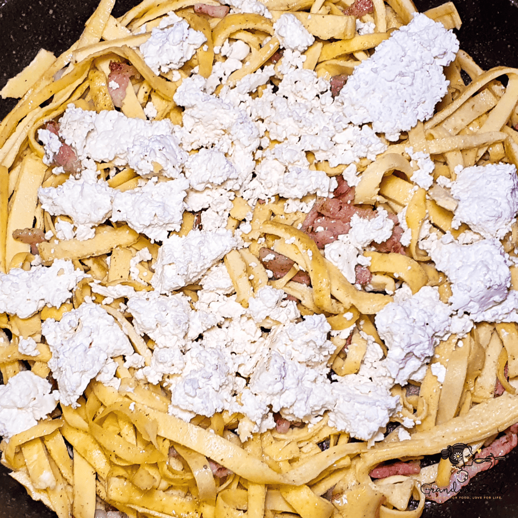 EASY HOMEMADE LOW-CARB TAGLIATELLE WITH QUARK CHEESE AND BACON Added quark to hot high-fibre tagliatelle with bacon.