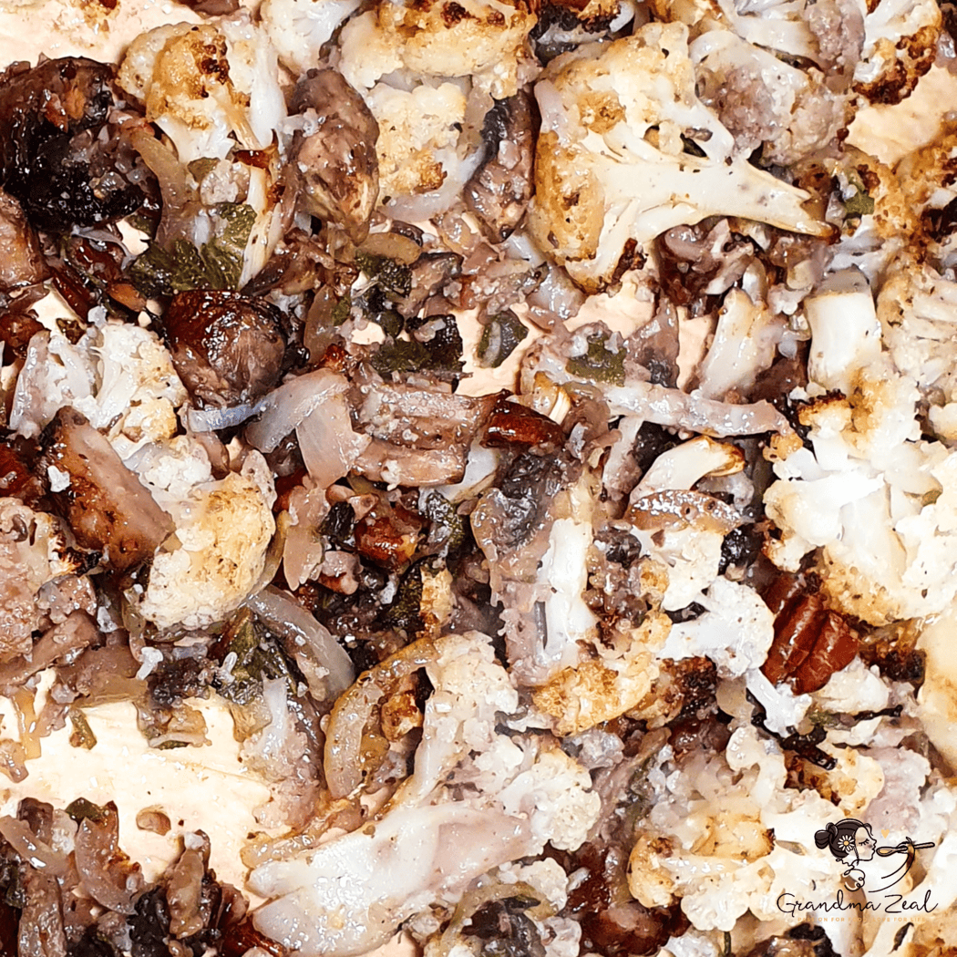 MUSHROOM AND CAULIFLOWER ROAST | YOUR NO. 1 EASY & DELICIOUS VEGETARIAN DISH Close-up of a freshly baked mushroom and cauliflower roast with golden edges and herbs